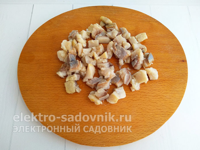 сельдь нарезать кубиками