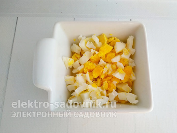 нарезать яйца