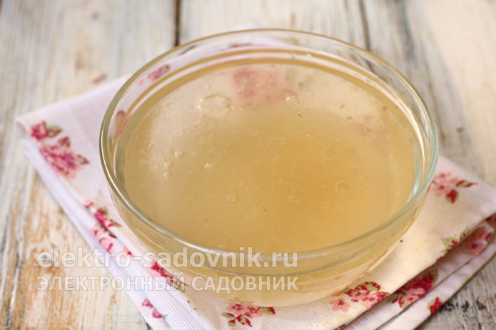 влить растительное масло