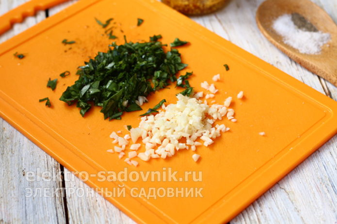 измельчить зелень и чеснок