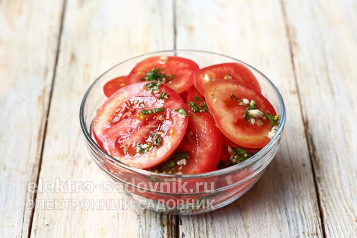 соединить маринад с овощами