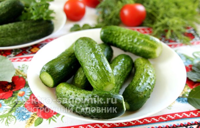 отрезать края огурцов
