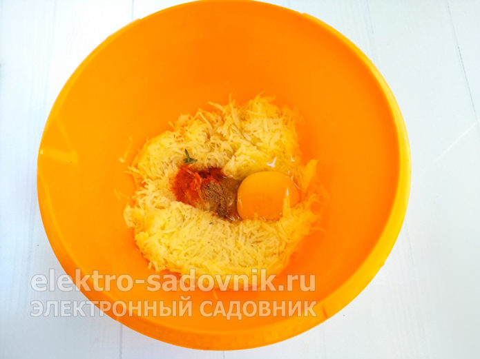 добавить яйцо