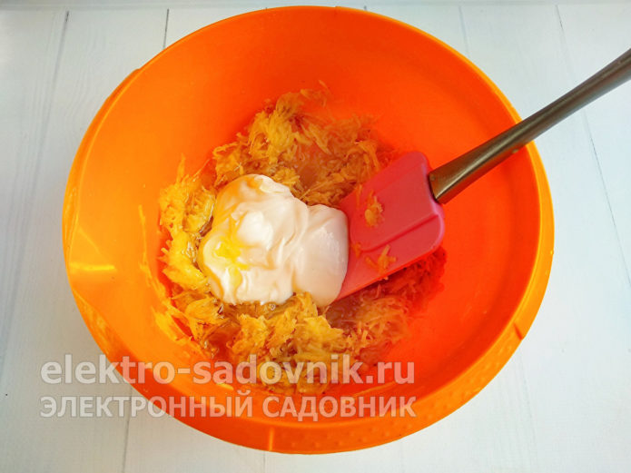 влить сметану