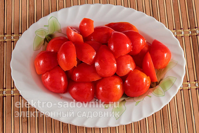 порезать дольками помидоры