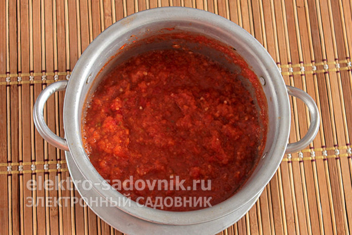 переложить пюре в кастрюлю