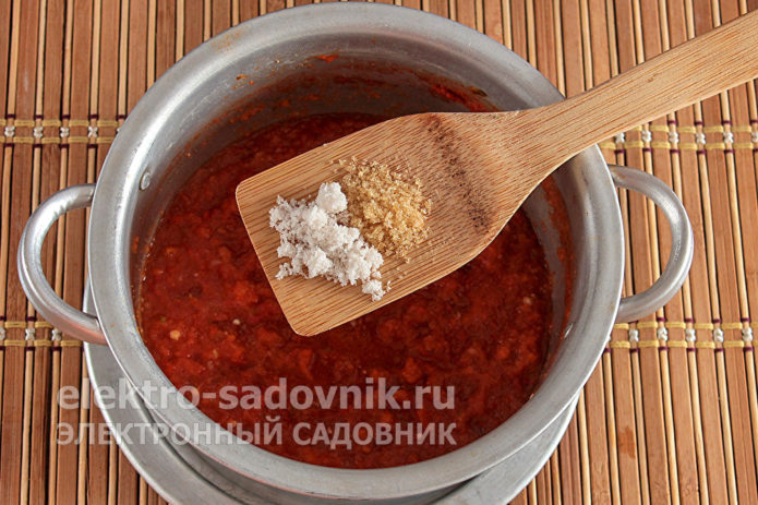 добавить соль и сахар