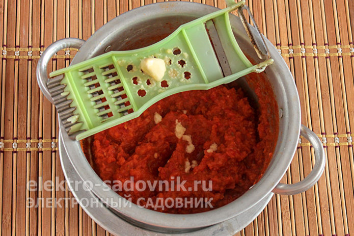 добавить чеснок