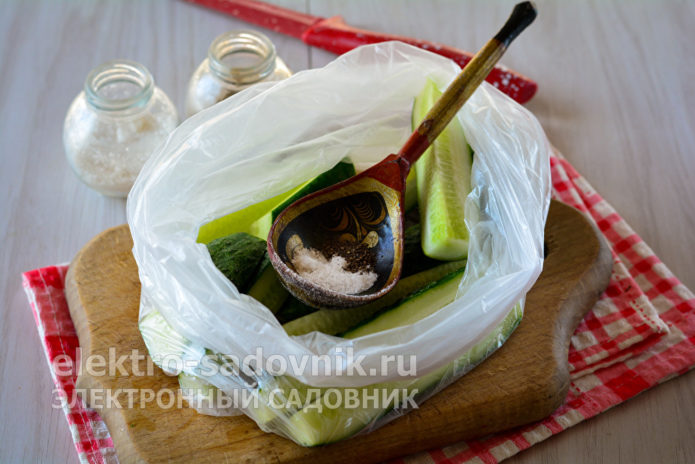 всыпать соль
