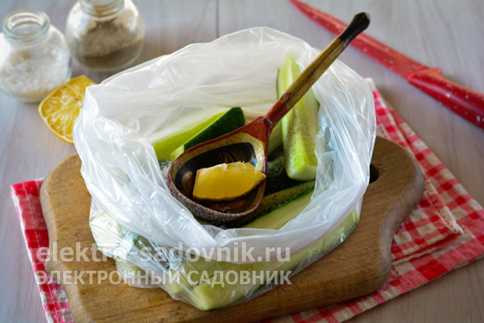 выдавить лимонный сок