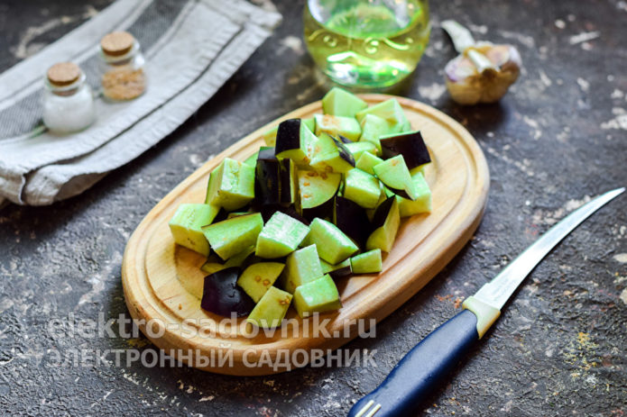 баклажаны нарезать кубиками