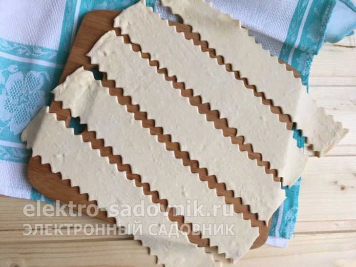 нарезать на полоски тесто