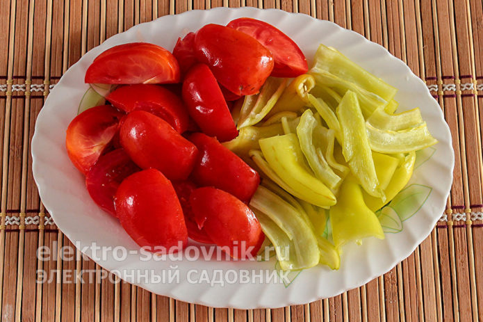 порезать помидоры и перец