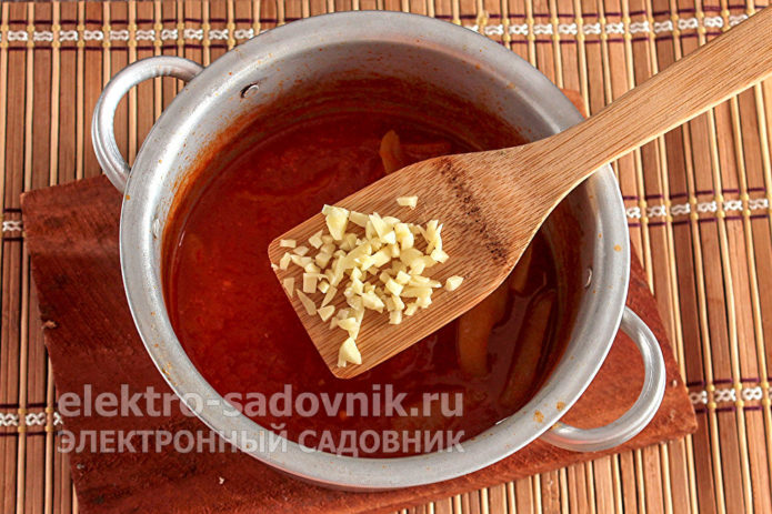 чеснок мелко рубим