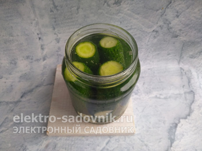 залить горячей водой