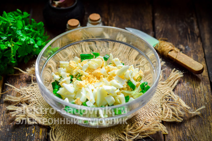 яйца нарезать небольшими кубиками