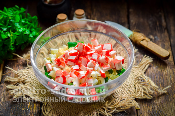 крабовые палочки нарезать кубиками