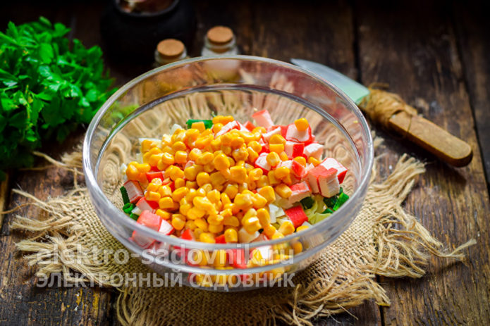 добавить консервированную кукурузу