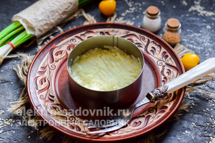 выложить картофель