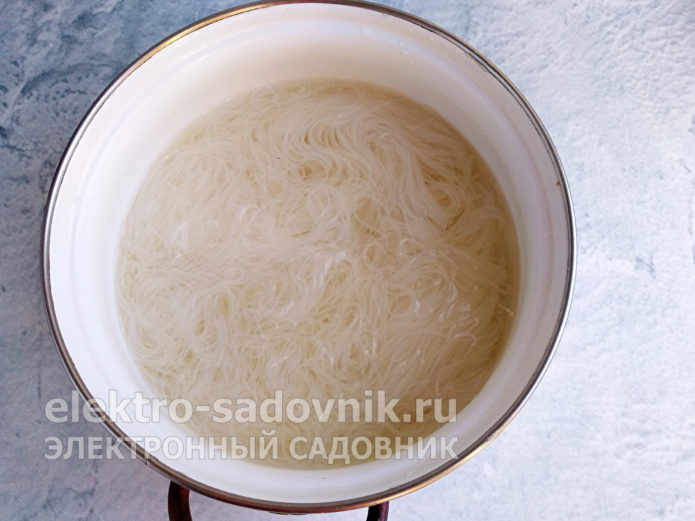 фрунчозу уложить в кастрюлю
