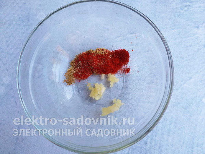 выдавить чеснок через чеснокодавку