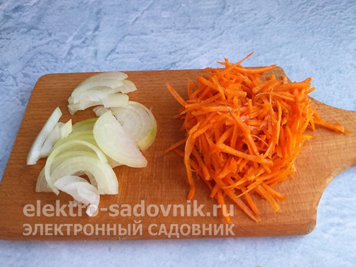 лук нарезать полукольцами