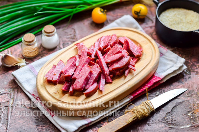 колбасу нарезать полосками