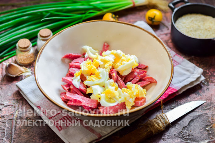 нарезать яйца кубиками