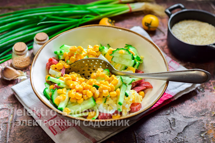 добавить консервированную кукурузу
