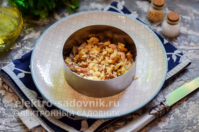 посыпать орехами