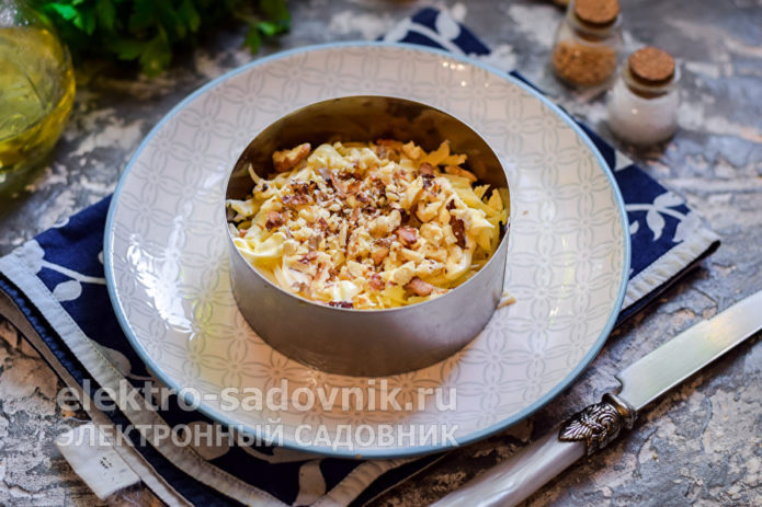 посыпать орешками