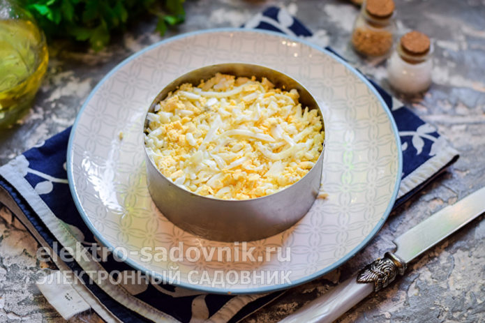 уложить слой яиц