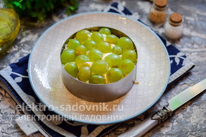 выложить сверху виноград