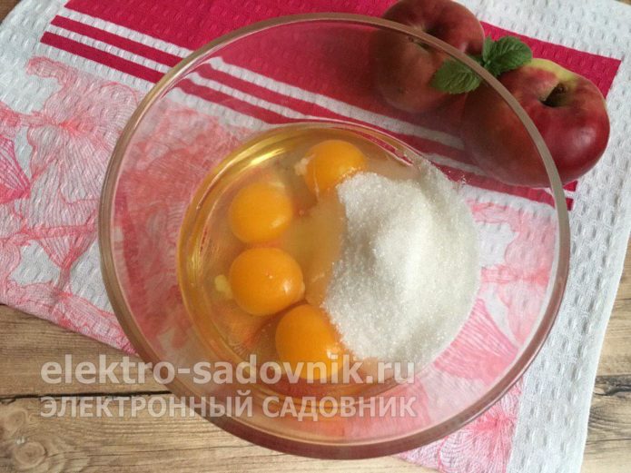 всыпать сахарный песок
