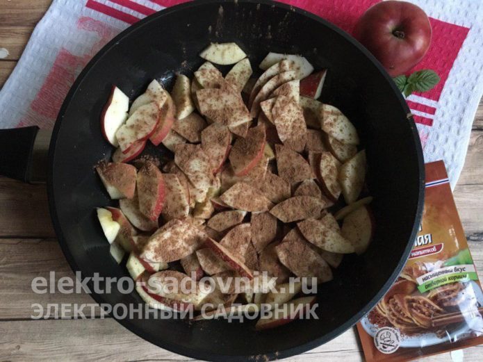 выложить кусочки яблок