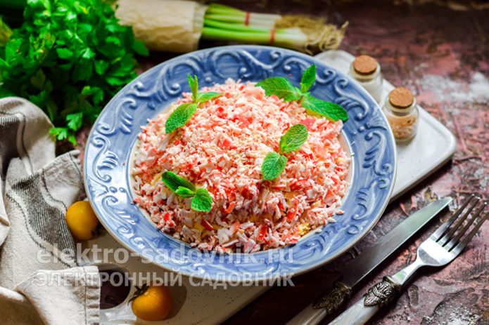 крабовый салат с помидорами
