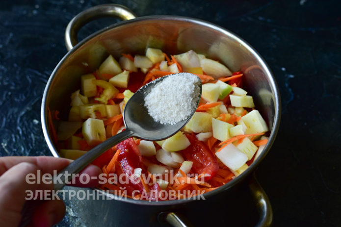 всыпать сахар и соль
