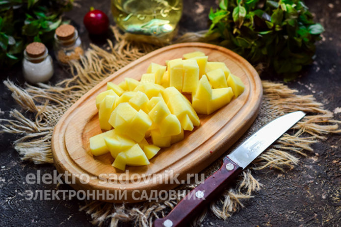 картофель нарезать кубиками