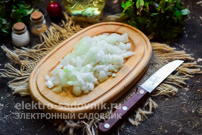 луковицу нашинковать