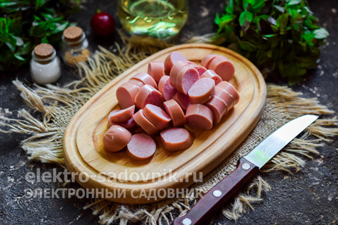 сосиски нарезать кружочками