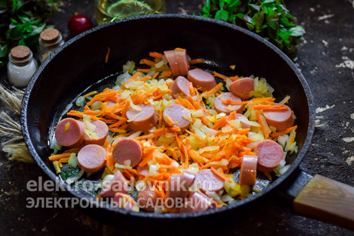 переложить сосиски в сковороду