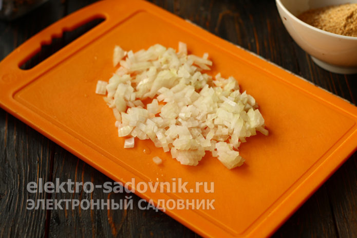 лук нарезать мелким кубиком