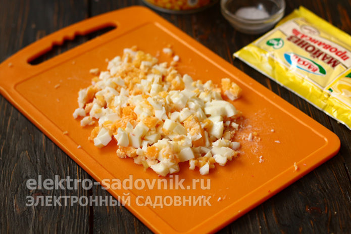 нарезать яйца небольшим кубиком