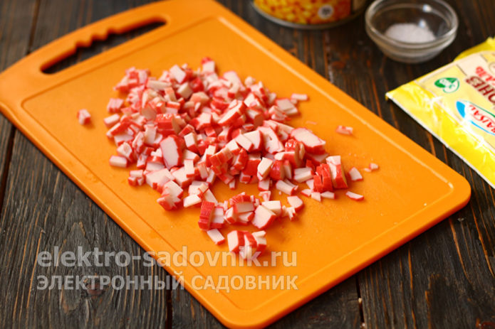 нарезать крабовые палочки