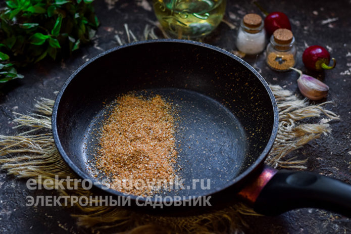 на сковороде прогреть специи
