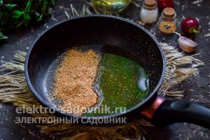 влить растительное масло