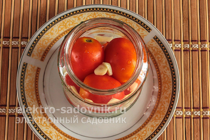 заложить слоями томаты 