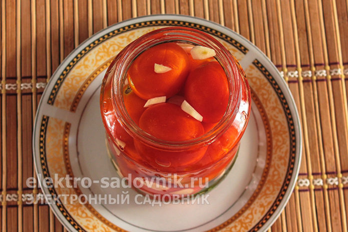 залить помидоры кипятком