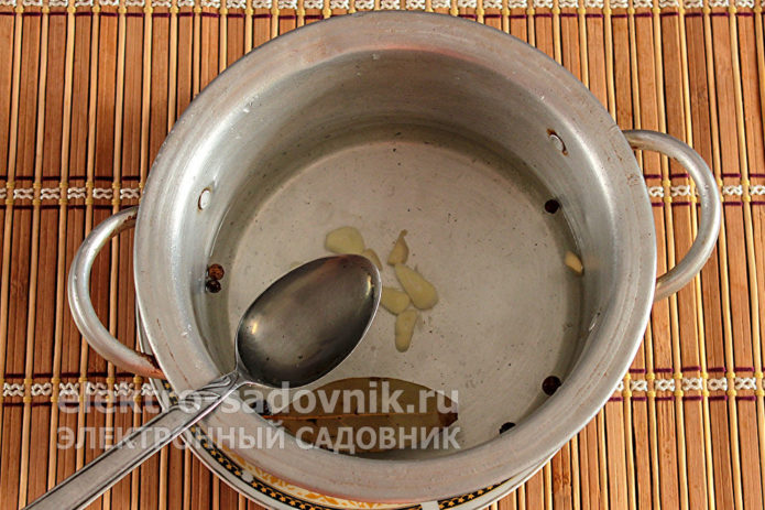 влить в маринад уксус