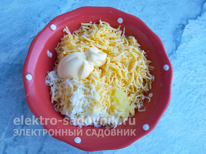 соединить сыр и яйца